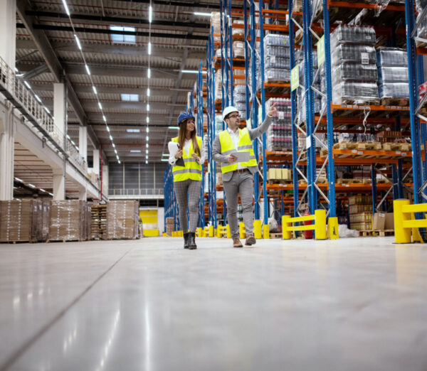 Logistiklager mit zwei Mitarbeitern